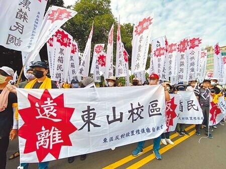 
員林市南東里等5個里數百位民眾到員林公所前抗議，反對在東山埔第二公墓興建殯儀館。（孫英哲攝）
