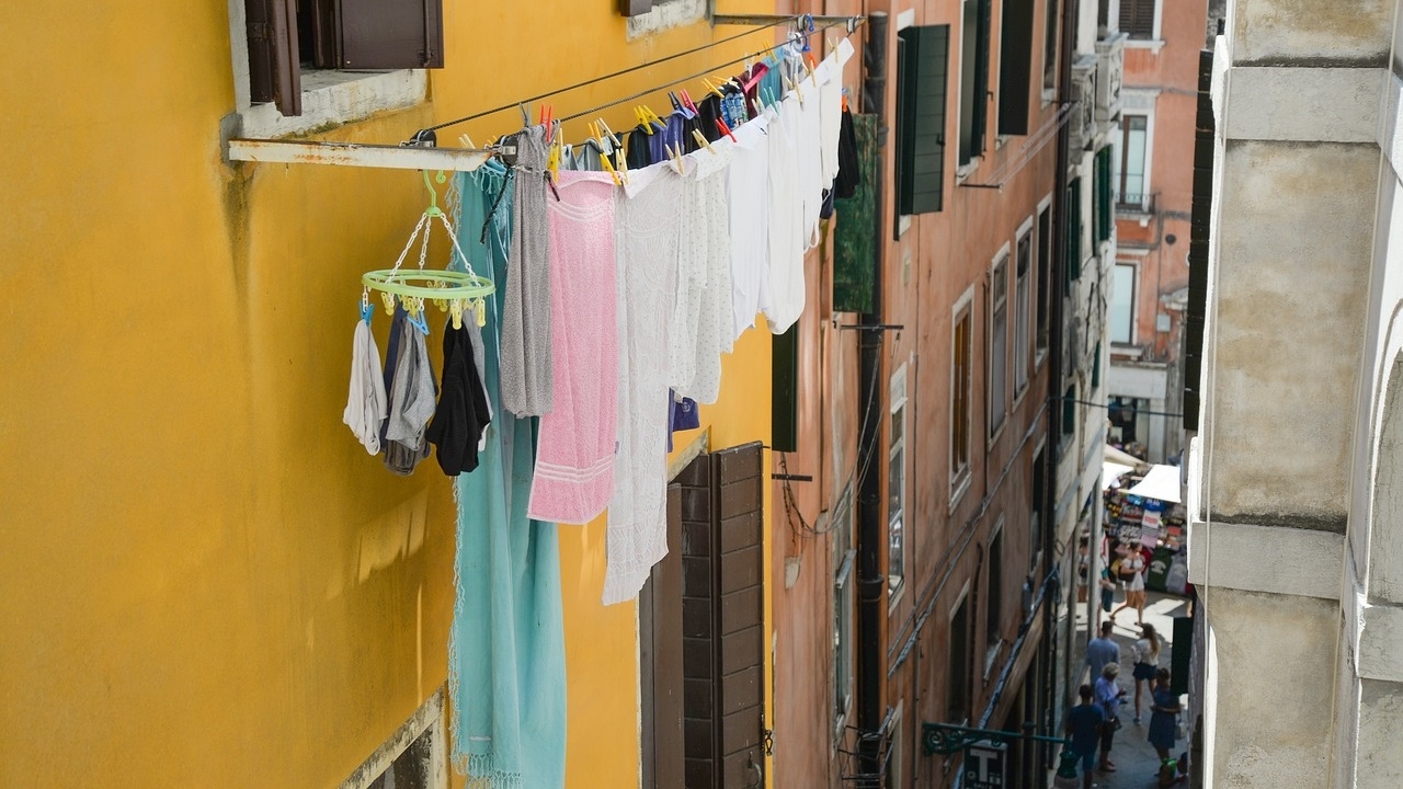 ▼網友們一致認為棟距對生活品質影響很大，若棟距不夠，恐怕產生許多問題，甚至可能一開窗就看到鄰居晾的衣物。（示意圖／取自<a href="https://pixabay.com/photos/laundry-hanging-dry-wash-clothing-3635293/"><span style="color:#000000;">pixabay</span></a>）