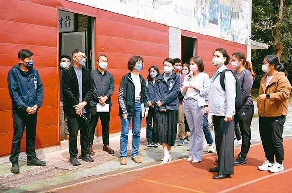 新竹市富禮國中將增建大型射箭館,市長高虹安(右五)今年3月曾到校了解情形。圖/竹市府提供