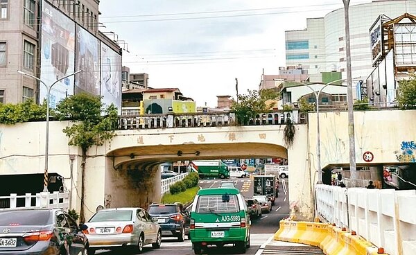 開元陸橋將拆除，南市府公布交通配套，民族路四維地下道與北門路口將實施東往西方向快車道禁止車輛左轉。圖／台南市交通局提供
