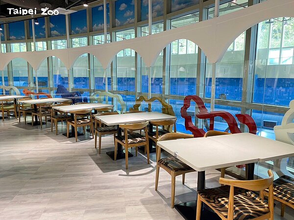 大貓熊館2樓主題餐廳環景式玻璃窗,遊客於享用美食的同時,也能於二樓高處觀察到大貓熊的生活日常。圖/北市府提供