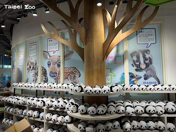 大貓熊館2樓主題餐廳環境邀黃一峯老師繪製Q萌台灣動物插畫,提供親子認識大貓熊和其他台灣野生動物。圖/北市府提供