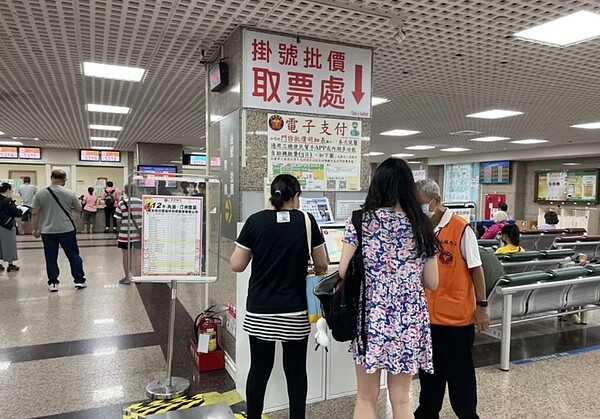 部分負擔新制上路，醫學中心週末看診人潮仍眾多，並未顯著減少。記者許政榆／攝影

