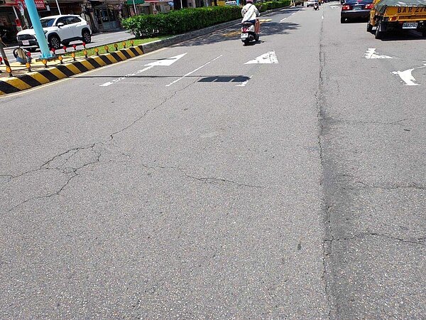 新北市政府養工處將於7月3日、4日晚間10點至隔天清晨6點,辦理板橋區中山路2段往台北方向道路銑鋪工程(三民路2段至光復橋頭)。圖/新北市養工處提供