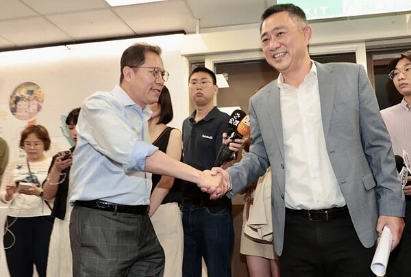 北農經營權變天,新任董事長由「市府派」金門前縣長楊鎮浯(右)擔任,總經理為高雄市農業局前局長吳芳銘(左)。記者黃義書/攝影