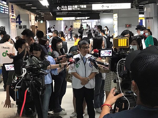 台鐵局運務處副處長陳榮彬接受媒體訪問時說明第一天上線情形。圖/記者徐沛琪攝