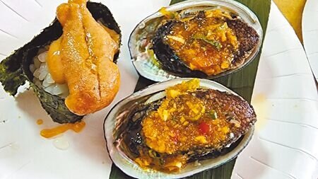 澎湖養殖的馬糞海膽做成壽司料理(左)非常可口。(許逸民攝)