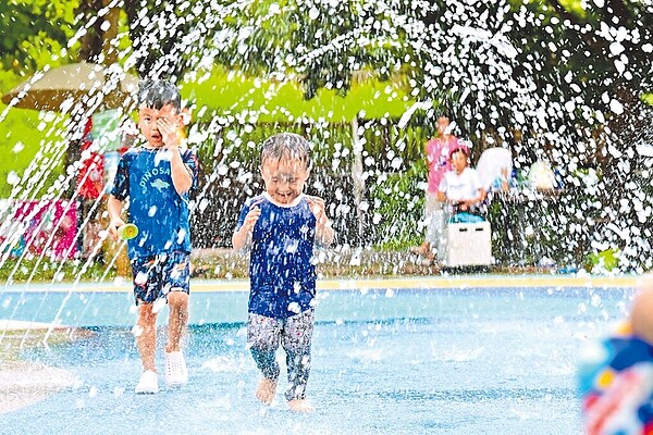 暑假起跑，潭雅神綠園道中科公園戲水區大受歡迎，是消暑的好去處。（陳淑娥攝）