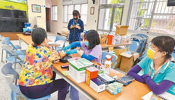 台南市仁德及東區快篩陽性即判定確診第1天,民眾前往採檢站抽血檢驗。(登革熱防治中心提供/洪榮志台南傳真)