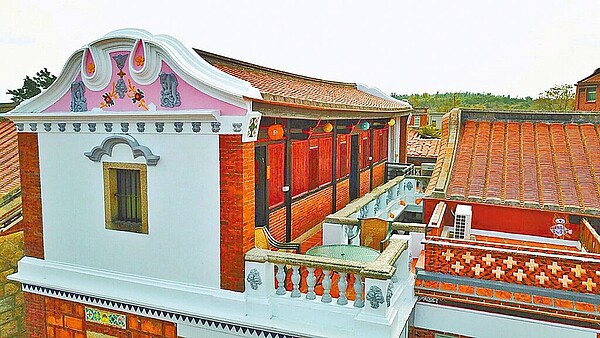 金門國家公園管理處自1995年成立以來,致力於古厝整修與委外營運,20多年來投注經費約7.5億餘元,完成92棟古厝修復工程。(金管處提供/于家麒金門傳真)