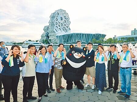 2023高雄海洋派對啟動儀式暨愛河灣水樂園開幕活動在副總統賴清德、高雄市長陳其邁及海洋委員會主委管碧玲等代表,在愛河灣水樂園正式開幕營運打頭陣之下,共同為今夏高雄海洋派對揭開序幕。(林雅惠攝)