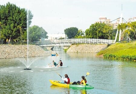 萬年溪整治有成，復興公園引入溪水，已達可以進行水上遊憩的清澈。（林和生攝）