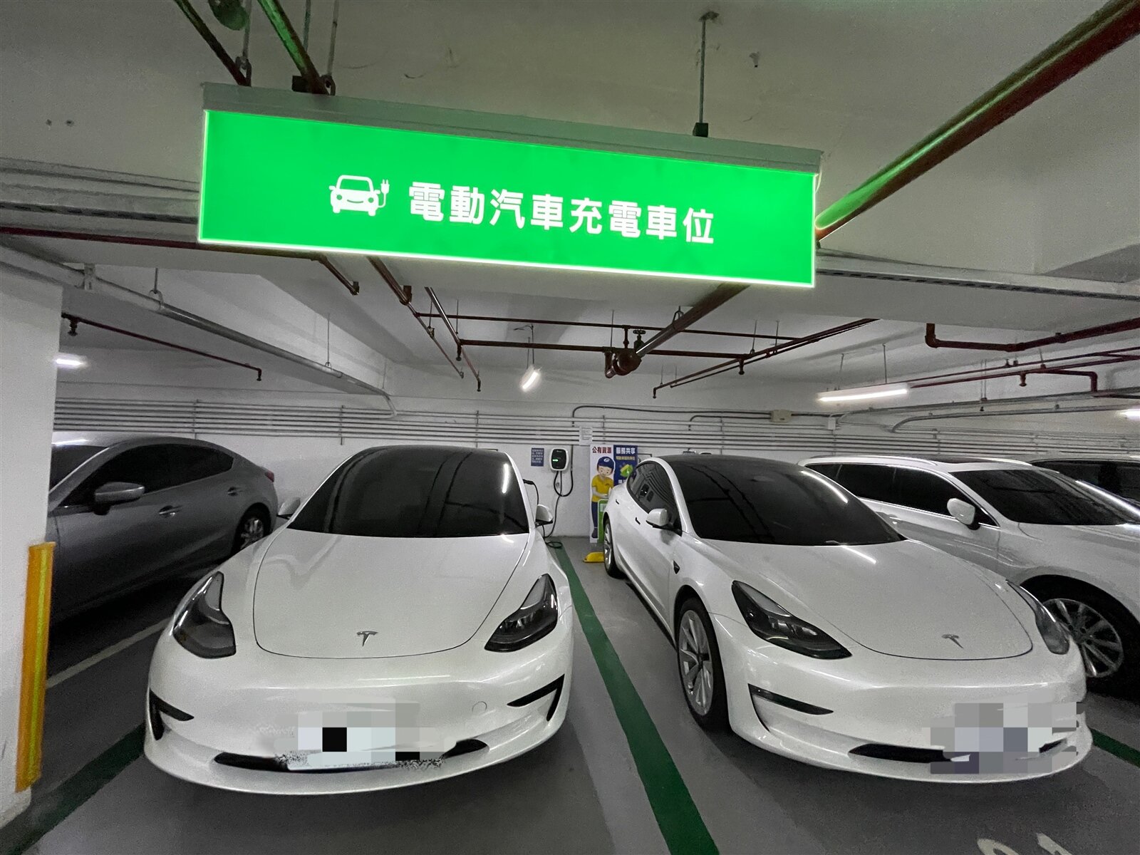 新竹市府後地下停車場目前設有2個充電車格,經常都有電動汽車停放充電。記者張裕珍/攝影