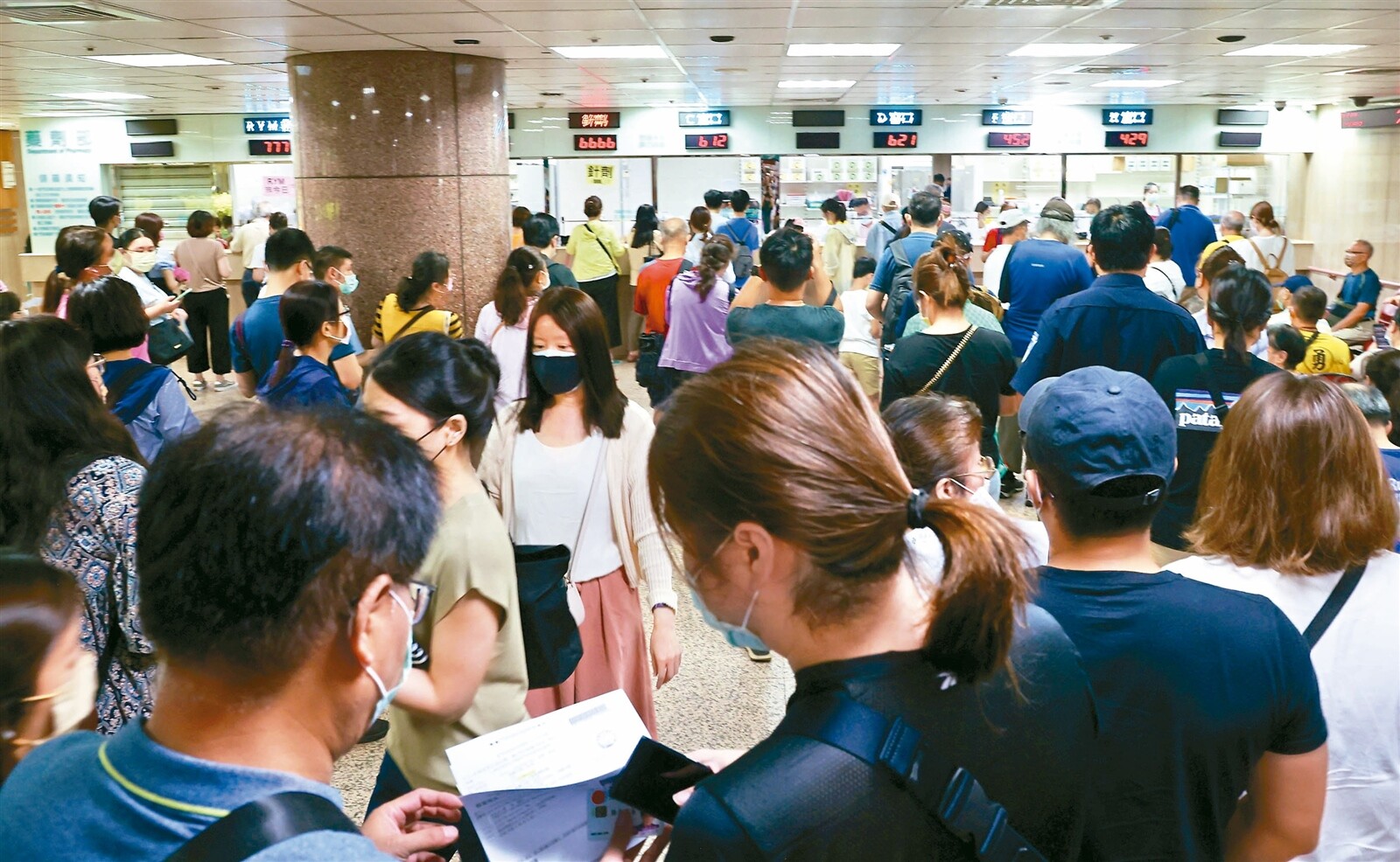 怎麼變貴了 健保部分負擔第一階段新制七月一日上路，區域醫院、醫學中心的門診一般藥費和慢箋第一次調劑費及急診部分負擔調漲，而多數患者對新制一無所知。記者林俊良／攝影 