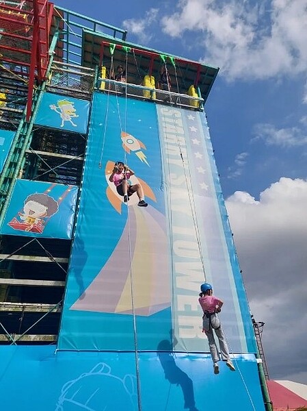 宜蘭童玩節昨登場,星空塔「地心探險」垂直降落14公尺,不少遊客體驗直呼刺激。記者陳敬丰/攝影