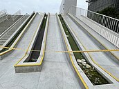 桃園高鐵旁人氣滑梯出現剝落碎片　家長批危險