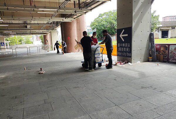 為改善台中車站周邊環境街友聚集及堆積物品情形,交通局配合相關權責單位,採聯合稽查方式,每周巡查環境衛生,並立即改善。圖/台中市政府提供
