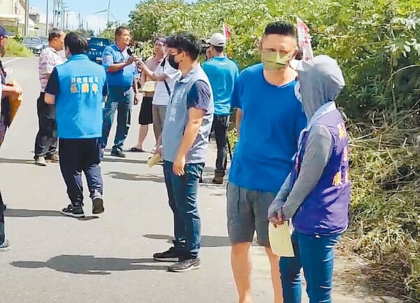 彰化縣芳苑鄉漢寶村民群聚抗議業者新建肉雞養殖場。(翻攝臉書社團「漢寶園大小事」/孫英哲彰化傳真)