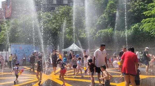 基隆親水季昨天起到8月31日在暖暖親水公園舉辦，開放噴水區與戲水池，上午吸引大批小大朋友玩水。記者游明煌／攝影
