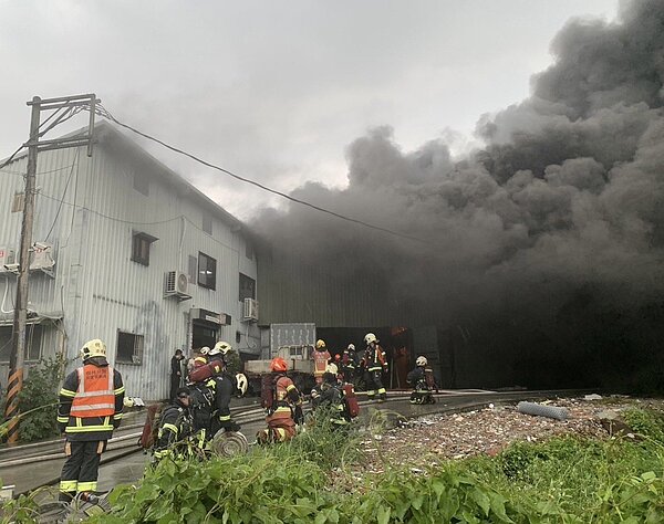 土城鐵工廠大火，一男意識清楚預防性送醫。記者李易昌／翻攝