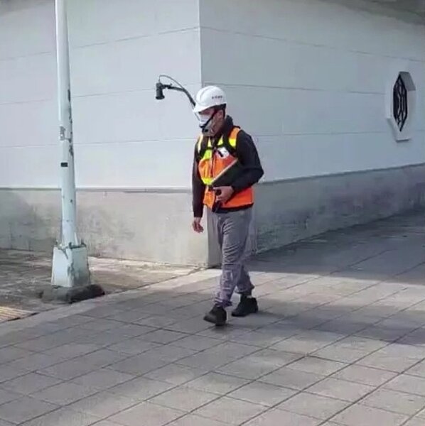 北市新工處優化人行道普查作業,以人工背負攝影機去建置3D街景,將評估採用電動腳踏車以加速資料拍攝。圖/新工處提供