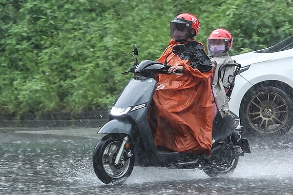 午後對流雲系發展旺盛，易有短延時強降雨，氣象局發布大雨特報。聯合報系資料照