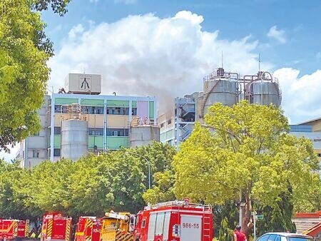 桃園市楊梅區中興紡織廠2日發生火警，火勢從3樓延燒至5樓，逾百名消防人員灌救近9小時，檢修期間為何無預警竄出火勢釀災？火調與勞檢人員3日將進場展開調查。（蔡明攝）