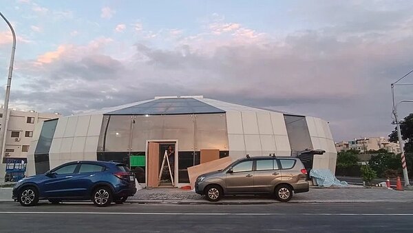 星巴克台南麻豆門市施工逾1年。記者謝進盛/攝影。