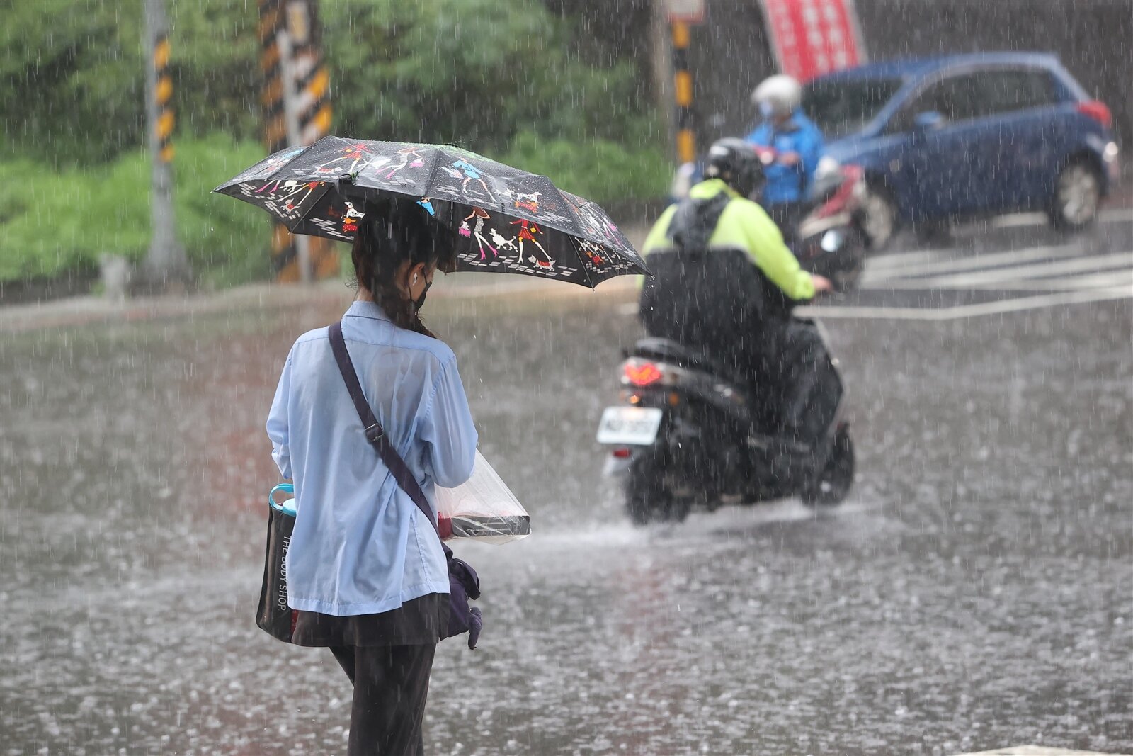 台灣近日多有強降雨,造成多處積、淹水,連台北市低窪地區都擋不住雨水侵襲。記者葉信菉/攝影