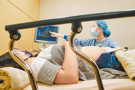 衛福部健保署擬新增「高風險妊娠生產新生兒緊急處置費」供新生兒科醫師申報，不過專家指出，沒太大幫助。圖為示意照，非新聞事件當事人。（本報資料照片）