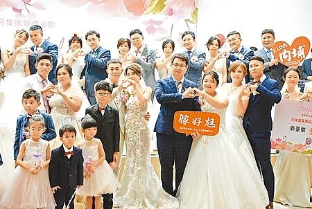 我國生育率居全球最低,不僅生育女性年齡不斷上升,也連帶影響新生兒死亡率。圖為屏東縣內埔鄉6月舉辦集團結婚,力拚人口止跌回升。(本報資料照片)