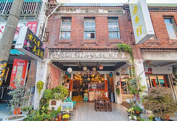 彰化縣田中鎮女人香臭豆腐店已成為不少旅遊節目的採訪對象。（彰化縣政府提供／孫英哲彰化傳真）