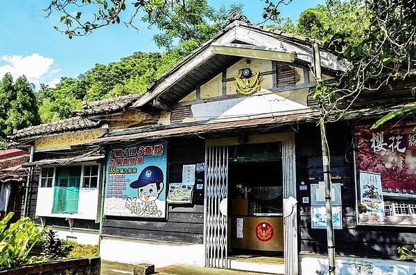 舊內灣派出所屋頂坍塌,文化局辦理緊急支撐工程已進行設計規畫中。(新竹縣政府提供/羅浚濱新竹傳真)