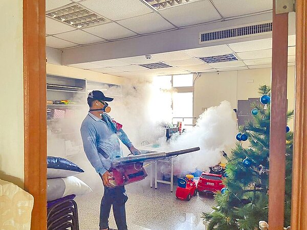 登革熱疫情嚴峻,台南市登革熱防治中心持續針對確診病例的居住地進行化學防治作業。(登革熱防治中心提供/洪榮志台南傳真)