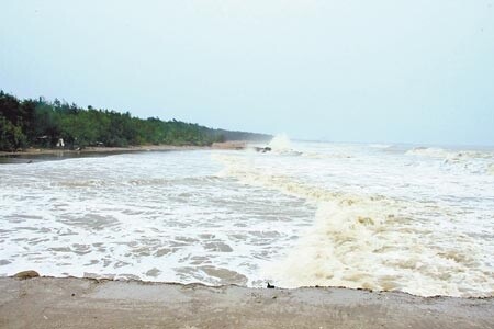 　新竹縣竹北市尚義里出海口，因防波堤只做一半，海水大量從缺口倒灌。（林縉明攝） 