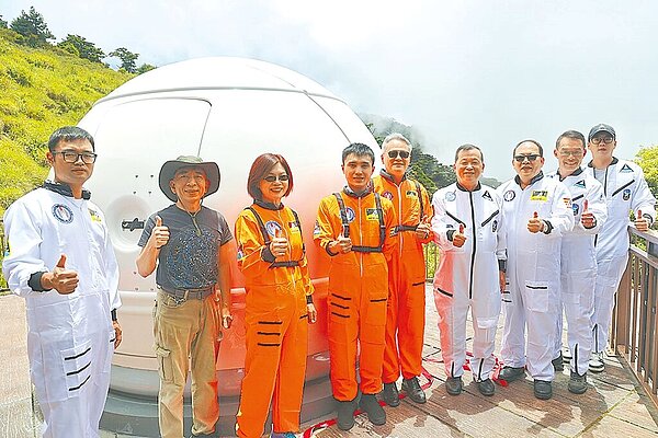鳶峰圓頂遠端天文觀測系統2日啟用,南投縣副縣長王瑞德化身星際領航員揭幕。(南投縣政府提供/陳淑娥南投傳真)