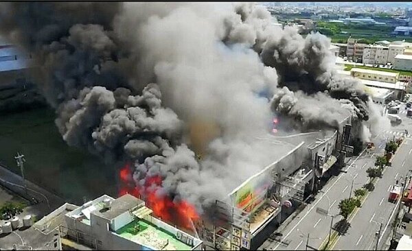 秀水鄉的家具佛具街彰鹿路2021年發生一起大火,印尼新住民單親媽王女經營的小吃店因使用瓦斯煮飯鍋起火,造成5家家具店付之一炬。圖/民眾提供