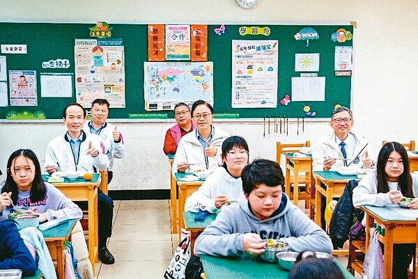 桃園市長張善政上任後陸續推出「國中小免費營養午餐」等政策，多管齊下打造桃園成為宜居城市。圖／桃市府提供