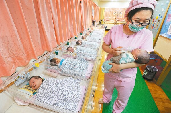 數據顯示，台灣新生兒、嬰兒死亡率均創下十年來新高，引發醫界關注，希望政府正視此重要議題，成立專責單位，提出解決對策。聯合報系資料照