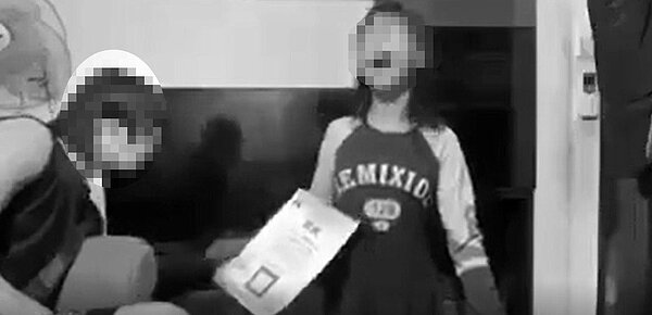 新北市一名年輕家長在臉書PO出打女兒的影片、照片,畫面中讀國小的女孩跪在地上,父親用藤條不斷抽打女孩小腿,打得渾身傷,讓人看了不忍。圖/翻攝自中華民國護兒御守團協會