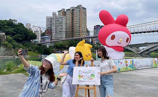 完成繪圖後還可以跟線稿上的三麗鷗家族合影,共度充滿歡樂和創意的藝術體驗時光。圖/新北市觀旅局提供