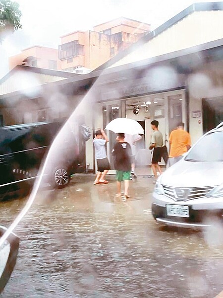 昨天下午桃園大雷雨，八德區長興路沿路積水。圖／許家睿提供