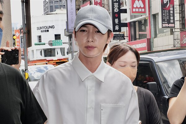 炎亞綸上月現身耀樂記者會，炎道歉後搭計程車離開。圖／報系資料照
