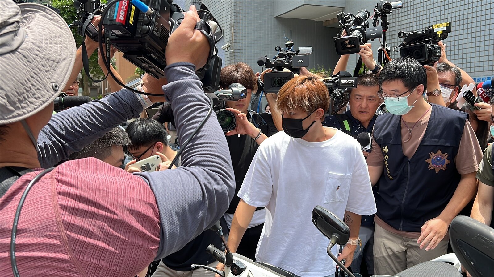 炎亞綸到案說明後離去。記者林士傑/攝影