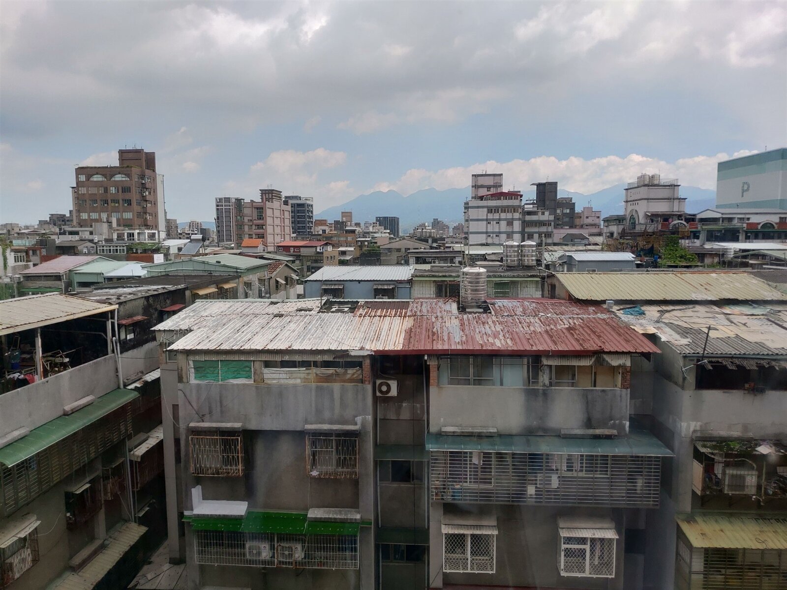 斯文里長江雪卿今天向市長蔣萬安提案,希望加速斯文二期公辦都更進度。記者林麗玉/攝影