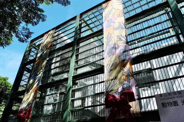 壽山動物園「光室咖啡」將猩猩籠改造成咖啡館。圖／高雄市政府提供