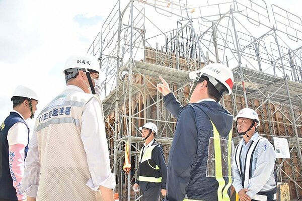 林欽榮率各局處與建築專家視察鳳山牛稠埔社宅。圖/高雄市政府提供