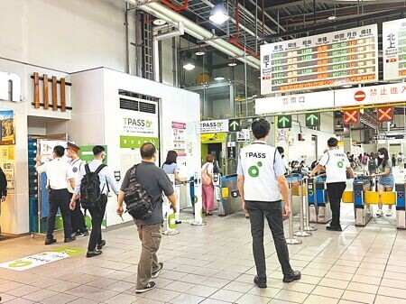 
TPASS基北北桃通勤月票上路首個上班日，全台第2大站台鐵桃園站嚴陣以待，4名工作人員穿TPASS背心在場指引。（蔡依珍攝）
