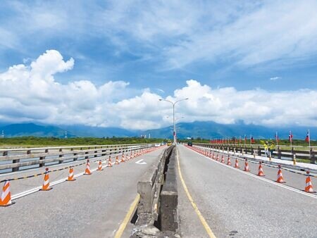 
花蓮大橋橫跨花蓮溪，啟用迄今逾半世紀，2018年2月6日大地震造成橋梁位移，影響橋體安全，公路總局將斥資近24億元原地重建。（羅亦攝）
