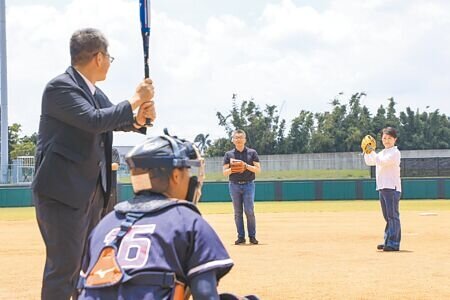 
「台中國際壘球運動園區」3日於外埔正式啟用，由市長盧秀燕（右）開球揭開序幕。（陳淑娥攝）
